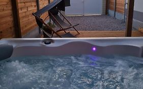 A Fleur de Spa : Maison chaleureuse avec spa privatif et billard.